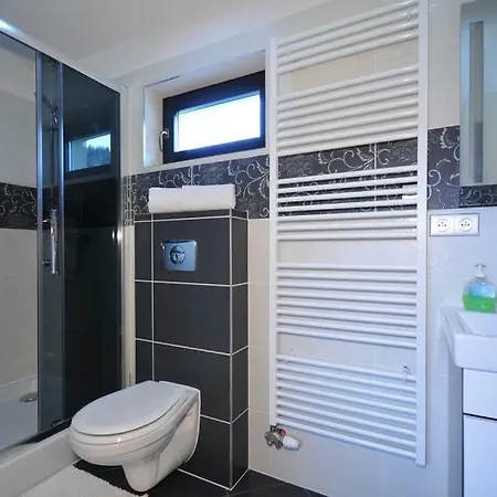 Pod Troma Korunami Červený Kláštor